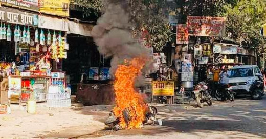 स्कूटी में लगी आग, दो लड़कियों ने कूदकर बचाई अपनी जान