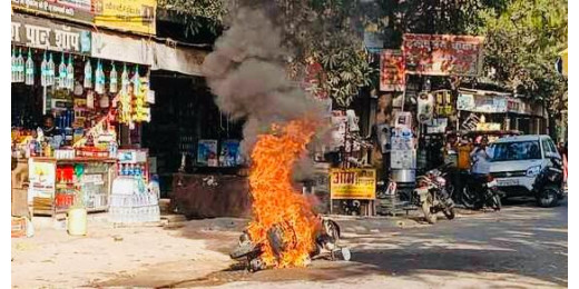 स्कूटी में लगी आग, दो लड़कियों ने कूदकर बचाई अपनी जान