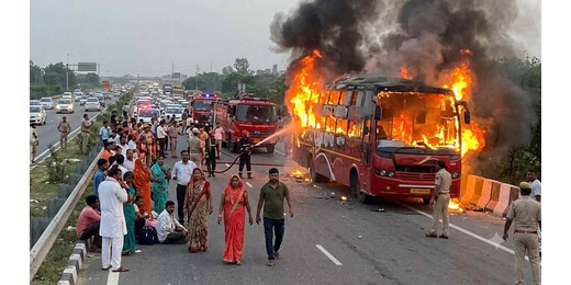 बिहार आ रही बस में लगी आग, 32 यात्रियों को सुरक्षित बाहर निकाला गया