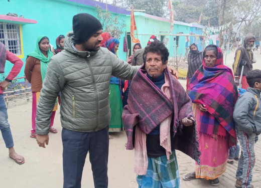जिलाधिकारी के निर्देश पर कंबल वितरण अभियान जारी