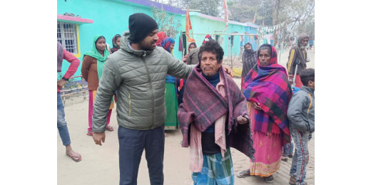 जिलाधिकारी के निर्देश पर कंबल वितरण अभियान जारी