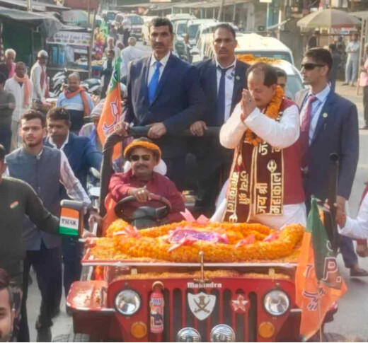 लखीसराय में डिप्टी सीएम विजय कुमार सिन्हा का भव्य रोड शो, जेसीबी से हुई फूलों की वर्षा