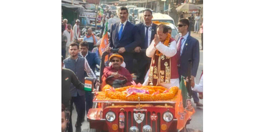 लखीसराय में डिप्टी सीएम विजय कुमार सिन्हा का भव्य रोड शो, जेसीबी से हुई फूलों की वर्षा