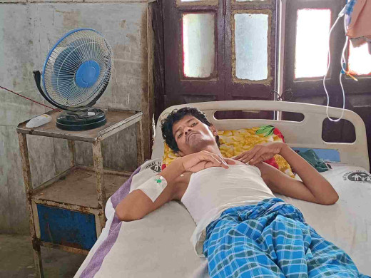 सदर अस्पताल में भीषण गर्मी से परेशान मरीज, घर से पंखा लाकर कर रहे इस्तेमाल