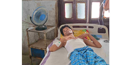सदर अस्पताल में भीषण गर्मी से परेशान मरीज, घर से पंखा लाकर कर रहे इस्तेमाल