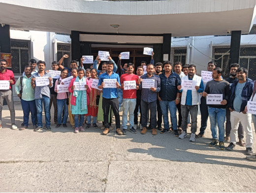 स्नाकोत्तर में छात्राओं से नामांकन शुल्क लेने के विरोध में विश्वविद्यालय में आंदोलन