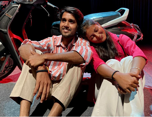 पटना में रिश्तों और इश्क के बदलते रंगों पर आधारित नाटक ने दर्शकों को बांधा