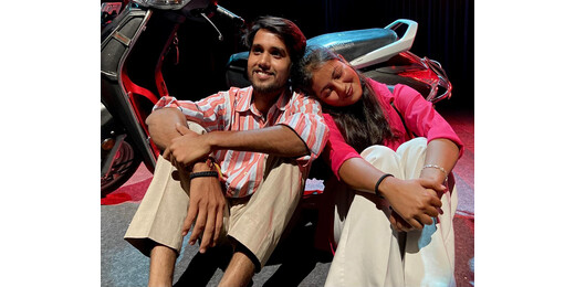 पटना में रिश्तों और इश्क के बदलते रंगों पर आधारित नाटक ने दर्शकों को बांधा