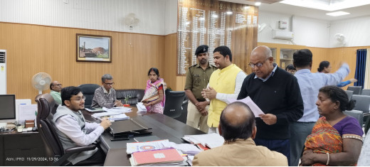 जिलाधिकारी ने समाहरणालय में जनता से मिलकर 32 मामलों का किया समाधान