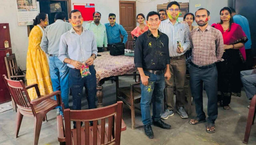 होली का लाल रंग प्रेम और त्याग दोनों का प्रतीक है : प्रोफेसर व्रजेश