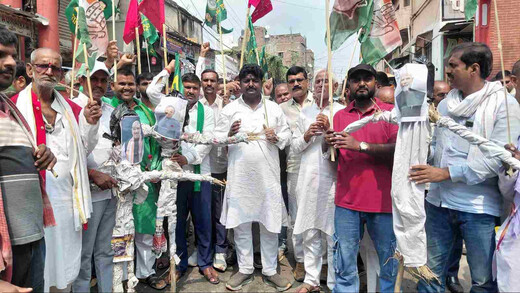 लखीसराय में 'वोट चोरी' के खिलाफ विपक्ष का प्रदर्शन, शहीद द्वार पर फूंका पीएम और चुनाव आयुक्त का पुतला
