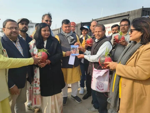 वैकल्पिक मछुआ बिल अभियान को मिली गति, कठपुतली कलाकार सुनील कुमार ने सौंपा बिल का प्रारूप