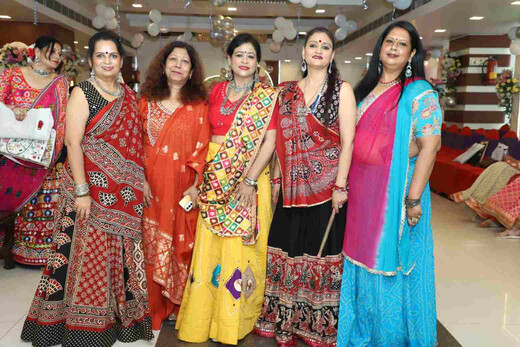 इनर व्हील क्लब ऑफ पटना का 'डांडिया धमाल', भक्ति संगीत और गरबा की धुन पर झूमीं महिलाएं