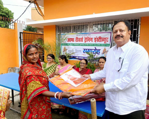 छठ व्रतियों के बीच साड़ी का वितरण, भारतीय संस्कृति को सहेजने की पहल