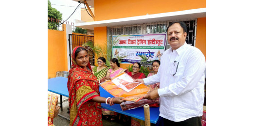 छठ व्रतियों के बीच साड़ी का वितरण, भारतीय संस्कृति को सहेजने की पहल