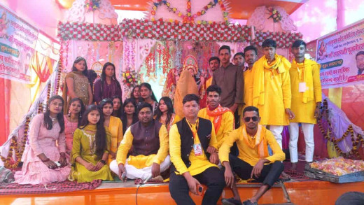 अनुपम ब्रांड कोचिंग सेंटर में धूमधाम से मनाया गया सरस्वती पूजा