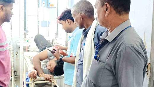 जिंदगी और मौत से जूझता रहा स्टेशन मास्टर, नहीं मिली सरकारी एम्बुलेंस की सुविधा 