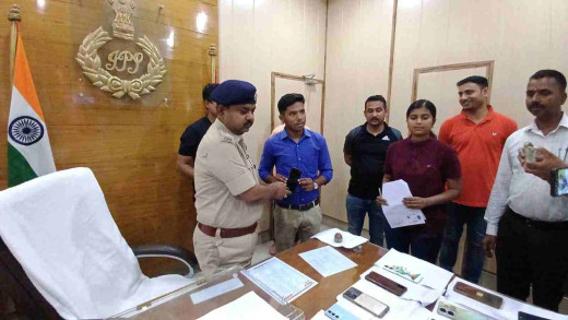 ऑपरेशन मुस्कान के तहत लोगों को मिले उनके खोए मोबाईल फोन