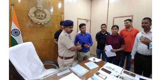 ऑपरेशन मुस्कान के तहत लोगों को मिले उनके खोए मोबाईल फोन