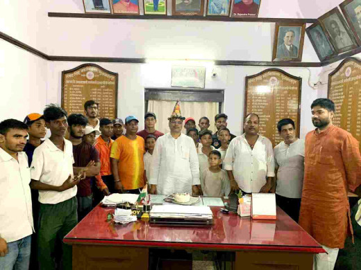 लंगट सिंह कॉलेज की खेल इकाईयों ने प्राचार्य प्रो. ओमप्रकाश राय का जन्मदिन धूमधाम से मनाया