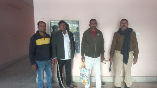 अवैध महुआ शराब के साथ एक शराब तस्कर और दो नशे में धुत व्यक्तियों की गिरफ्तारी 
