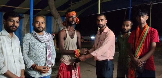 मुजफ्फरपुर जंक्शन मंदिर पुनर्निर्माण आंदोलन को मिला समर्थन, दंड यात्री रवि कुमार का भव्य स्वागत