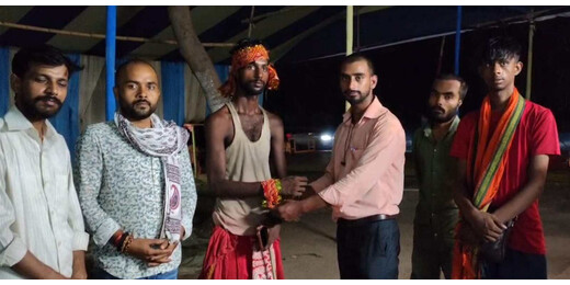 मुजफ्फरपुर जंक्शन मंदिर पुनर्निर्माण आंदोलन को मिला समर्थन, दंड यात्री रवि कुमार का भव्य स्वागत