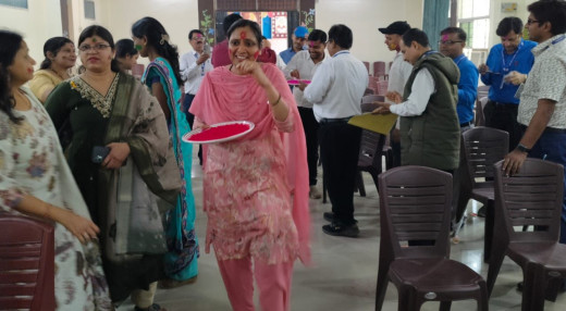 डीएवी पब्लिक स्कूल में की गई कैरियर काउन्सिलिंग और होली मिलन समारोह