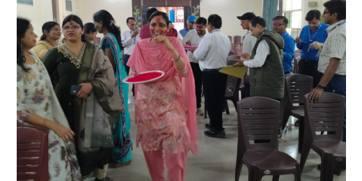 डीएवी पब्लिक स्कूल में की गई कैरियर काउन्सिलिंग और होली मिलन समारोह