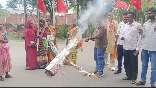 CPIM कार्यकर्ताओं ने मुख्य चुनाव आयुक्त का फूंका पुतला, निष्पक्षता पर उठाए सवाल