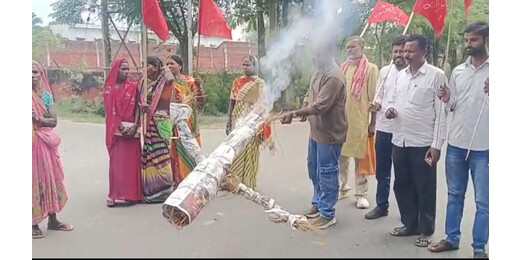CPIM कार्यकर्ताओं ने मुख्य चुनाव आयुक्त का फूंका पुतला, निष्पक्षता पर उठाए सवाल