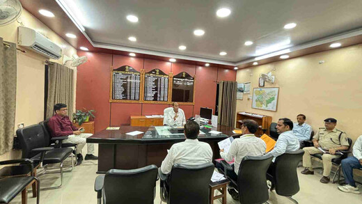 अस्पतालों और थानों में बढ़ेगी निगरानी, डीएम ने की सीसीटीवी व्यवस्था की समीक्षा 