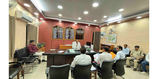 अस्पतालों और थानों में बढ़ेगी निगरानी, डीएम ने की सीसीटीवी व्यवस्था की समीक्षा 