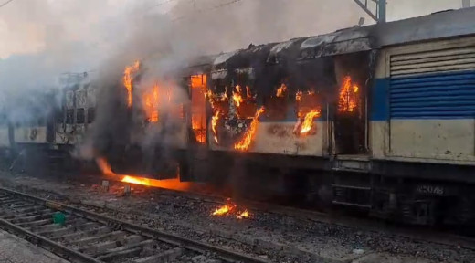 प्लेटफार्म पर खड़ी ट्रेन में लगी आग, बोगी जलकर हुई खाक 