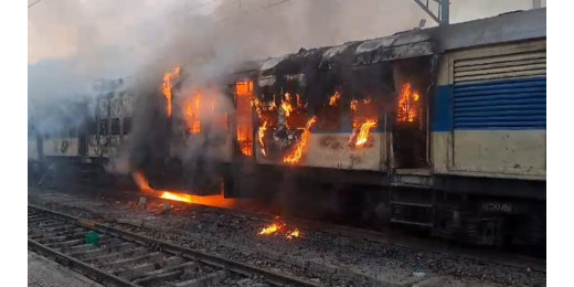 प्लेटफार्म पर खड़ी ट्रेन में लगी आग, बोगी जलकर हुई खाक