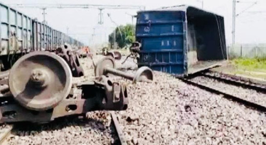 फतेहपुर रेल हादसे में एक ही ट्रैक पर दो मालगाड़ियों की हुई भिड़ंत