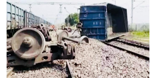 फतेहपुर रेल हादसे में एक ही ट्रैक पर दो मालगाड़ियों की हुई भिड़ंत