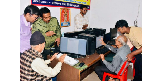 रिटायरमेंट के बाद बुजुर्गों का नया सफर, फ्री कंप्यूटर कोर्स से बदल रही जिंदगी