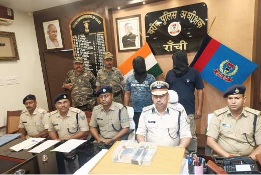 ओरमांझी में काले रंग की कार से दो लोग गिरफ्तार, पिस्टल, जिंदा गोली और नगद बरामद