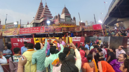रामनवमी के अवसर पर महावीर मंदिर में लगी भक्तों की लम्बी कतार
