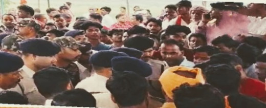 धार्मिक यात्रा के दौरान हुई पत्थरबाजी, आधा दर्जन भक्त घायल