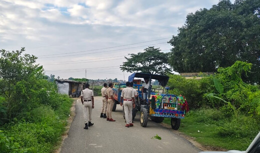 अवैध बालू परिवहन पर प्रशासन की बड़ी कार्रवाई, ट्रैक्टर जब्त