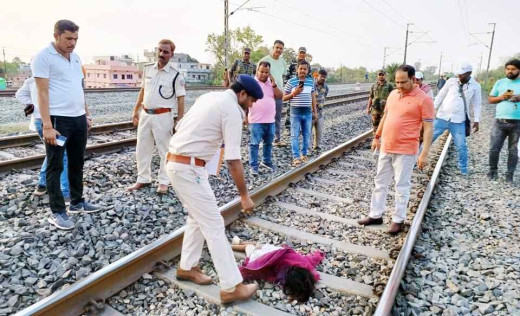 रेलवे लाइन पार करने के दौरान हादसा, महिला समेत 3 बच्चों की मौत