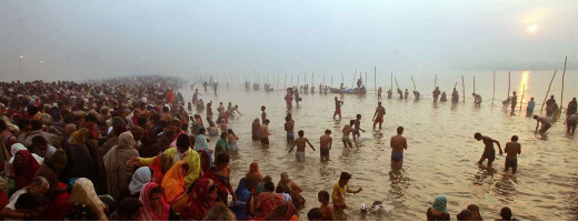 मकर संक्रांति : गंगासागर में लाखों श्रद्धालुओं ने लगाई आस्था की डुबकी