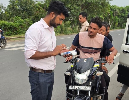 लखीसराय में सड़क सुरक्षा अभियान के दौरान 200 से अधिक वाहनों की जांच, 43 के काटे चालान