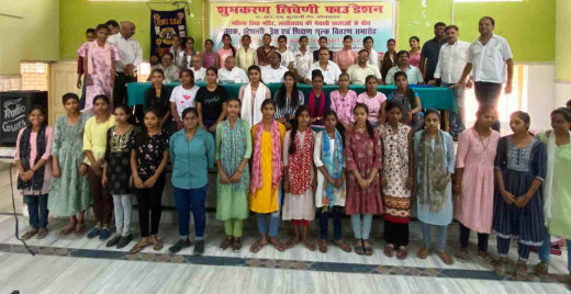 मेधावी छात्राओं के बीच लायन्स क्लब ने किया पाठ्य सामग्री का वितरण