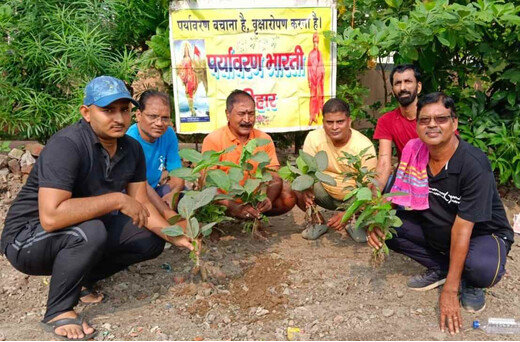 पितृ स्मृति में पौधारोपण की अनूठी पहल, पीपल-बरगद समेत लगाए 11 पौधे