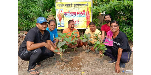 पितृ स्मृति में पौधारोपण की अनूठी पहल, पीपल-बरगद समेत लगाए 11 पौधे