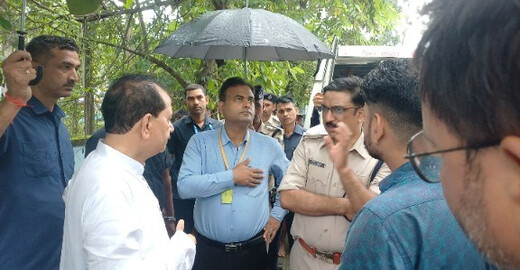 बड़हिया हत्याकांड : उपमुख्यमंत्री पहुंचे पोस्टमार्टम हाउस, परिजनों को दिया न्याय का भरोसा
