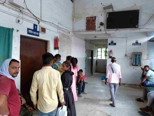 सदर अस्पताल में टोकन सिस्टम तो है, लेकिन मरीजों को राहत नहीं, घंटों लाइन में खड़े रहने को मजबूर